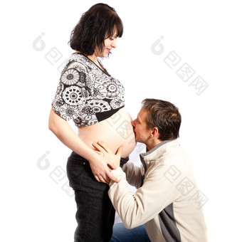 男人。接吻女人的怀孕了肚子