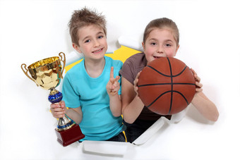 年轻的篮球球员持有奖杯
