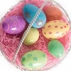 复活节篮子色彩斑斓的复活节鸡蛋