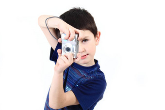 小男孩拍摄垂直数字相机