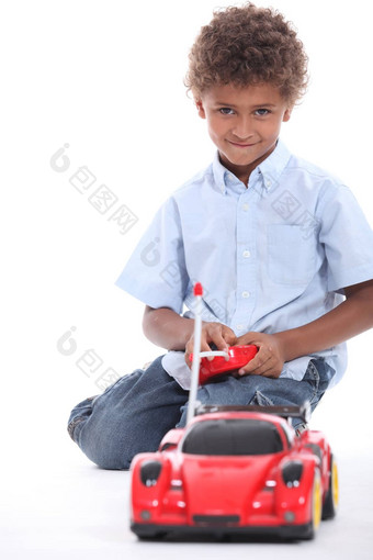 男孩玩玩具车