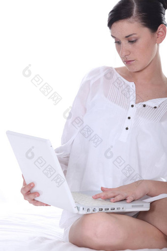 浅黑肤色的女人女人电脑