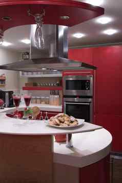 红色的现代厨房