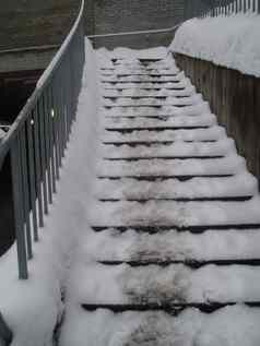 楼梯覆盖雪