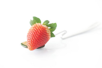 <strong>大红</strong>色的草莓勺子孤立的白色