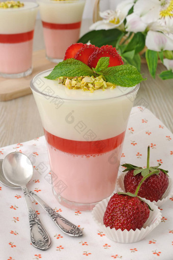 草莓酸奶甜点开心果