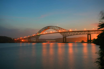 美丽的桥连接南北美洲桥