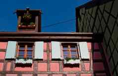 粉红色的木材框架房子阿尔萨斯