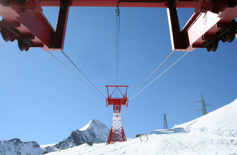 滑雪电梯雪山