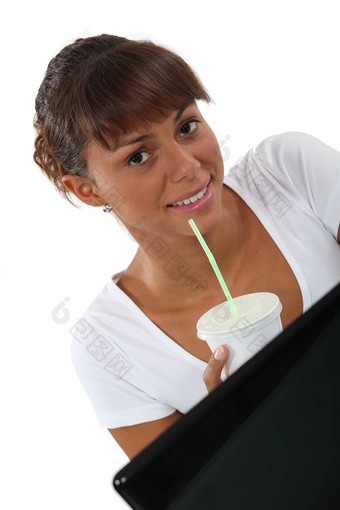 女人喝前面电脑