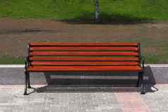 木板凳上城市公园