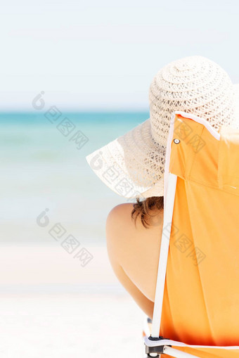 女人日光浴放松海滩