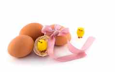 自然复活节鸡蛋粉红色的弓黄色的鸡