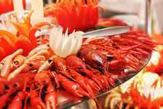 红色的煮熟的龙虾螃蟹小龙虾板