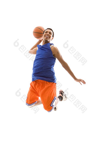 微笑篮球球员跳空气膝盖你
