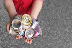 孩子回收铝罐