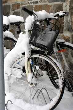 白雪覆盖的自行车