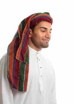 微笑年轻的阿拉伯男人。