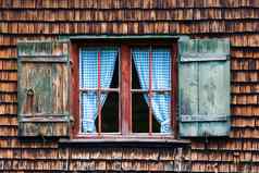 田园巴伐利亚高山小屋窗口