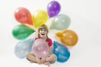 年轻的快乐女孩颜色气球