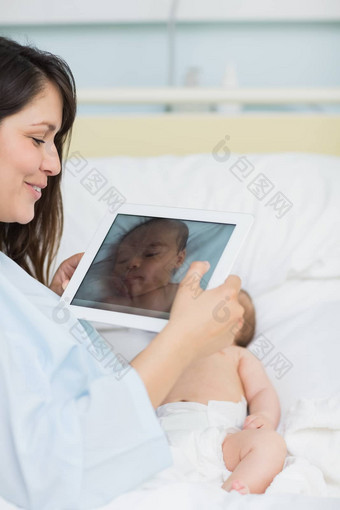 快乐妈妈。平板电脑图片新生儿婴儿