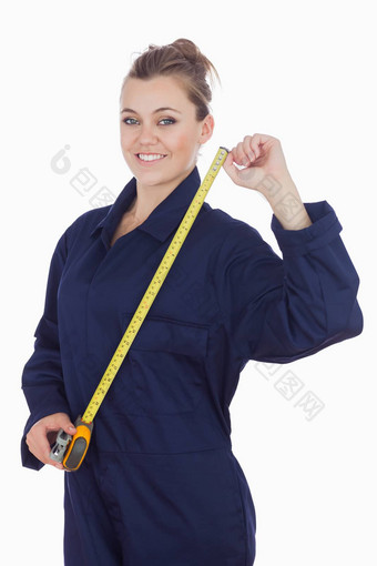 女机械师测量磁带