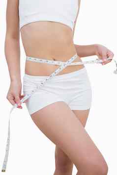 上腹部苗条的女人测量腰
