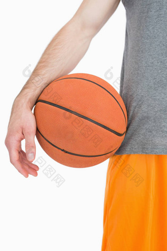 特写镜头上腹部男人。篮球
