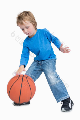 年轻的休闲男孩玩<strong>篮球</strong>