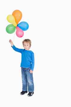 肖像年轻的男孩持有包气球