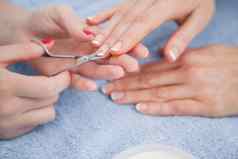 女人切割指甲剪刀