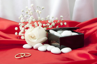 婚礼环支持优雅的织物