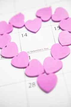 粉红色的五彩纸屑心使心形状情人节一天