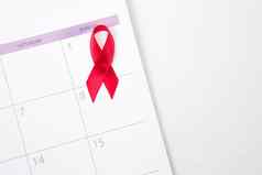 红色的意识丝带标记世界艾滋病一天