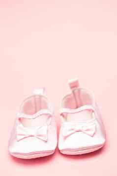 婴儿女孩粉红色的靴复制空间