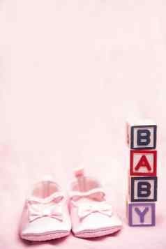 婴儿女孩粉红色的靴块拼写婴儿