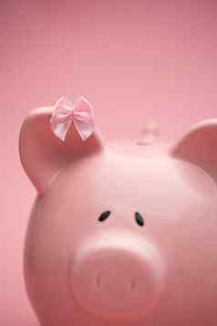 小猪银行穿粉红色的丝带