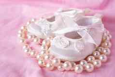 白色婴儿靴字符串珍珠