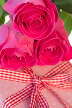 粉红色的玫瑰休息粉红色的波尔卡点包装现在
