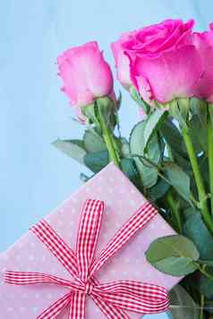 花束粉红色的玫瑰花瓶粉红色的礼物