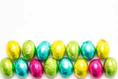 色彩鲜艳的箔包装复活节鸡蛋