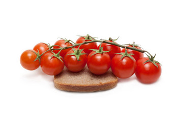 红色的西红柿樱桃裸麦粉粗面包