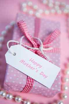 粉红色的礼物包装盒子母亲一天问候珍珠