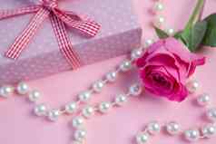 粉红色的玫瑰礼物字符串珍珠