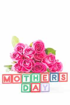 花束粉红色的玫瑰木块颜色拼写母亲一天
