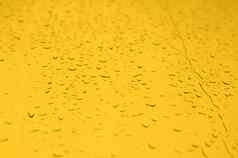 黄色的水滴背景