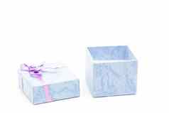 开放蓝色的礼物盒子紫色的丝带