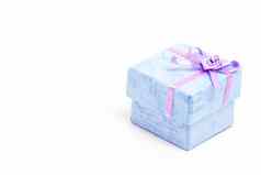 蓝色的礼物盒子紫色的丝带