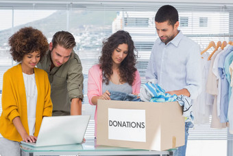 志愿者移动PC采取衣服慈善机构盒子