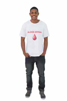 有吸引力的男人。穿血捐赠T恤